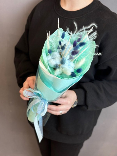 Голубой комплимент из сухоцветов 